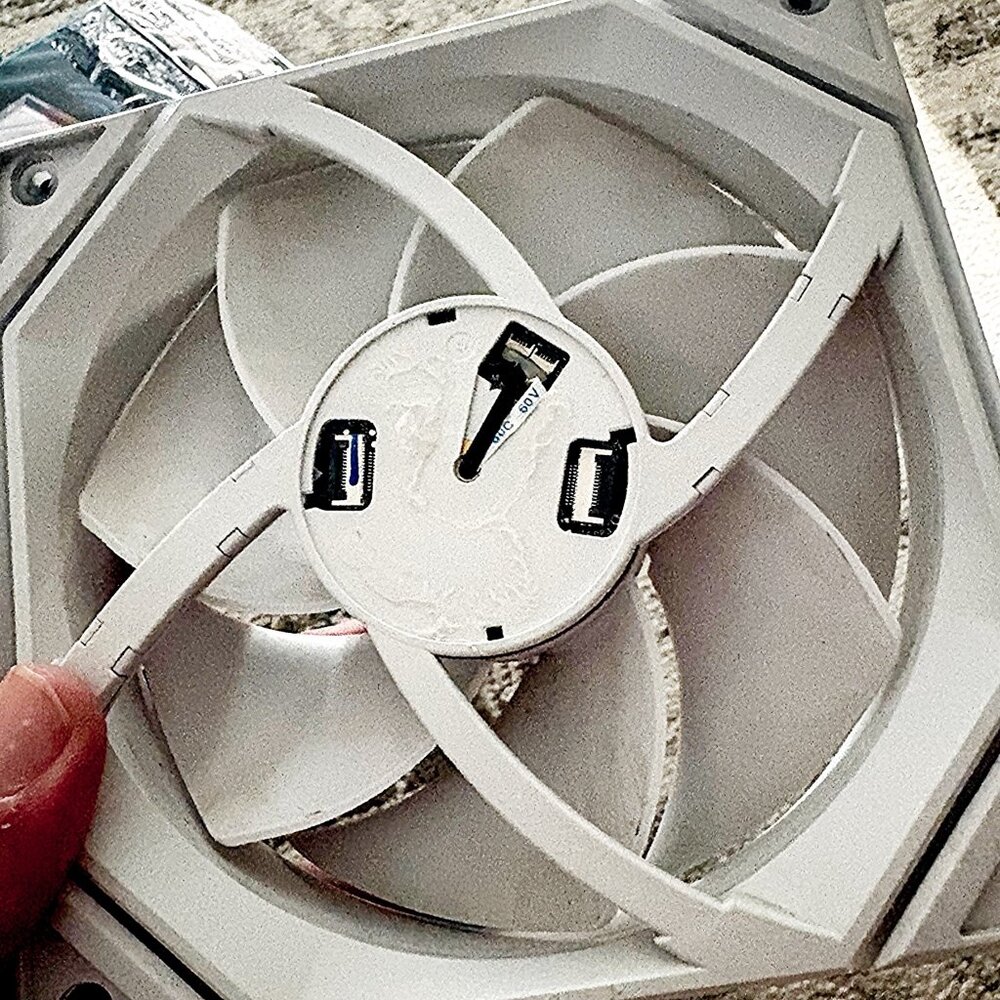 Lian Li UNI Fan TL LCD 140mm ARGB Wireless White Standard Blade - Picture 4 of 8